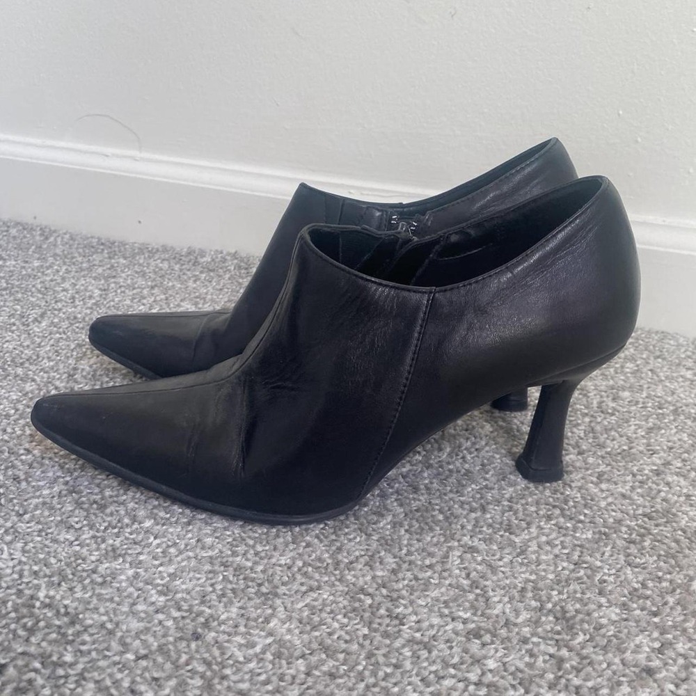 Chic vintage 90s black pointed-toe leather heels — size 8